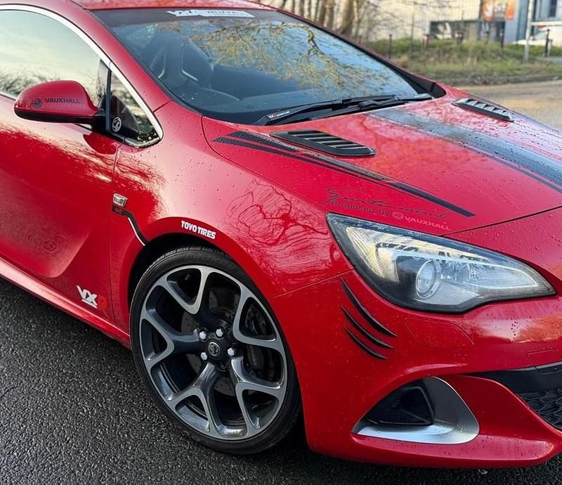 Used Vauxhall Astra GTC S 280 HP (205 kW) 2014 Red Coupe