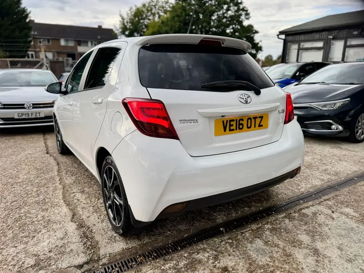 Used Toyota Yaris Design 99 HP (72 kW) 2016 White Hatchback