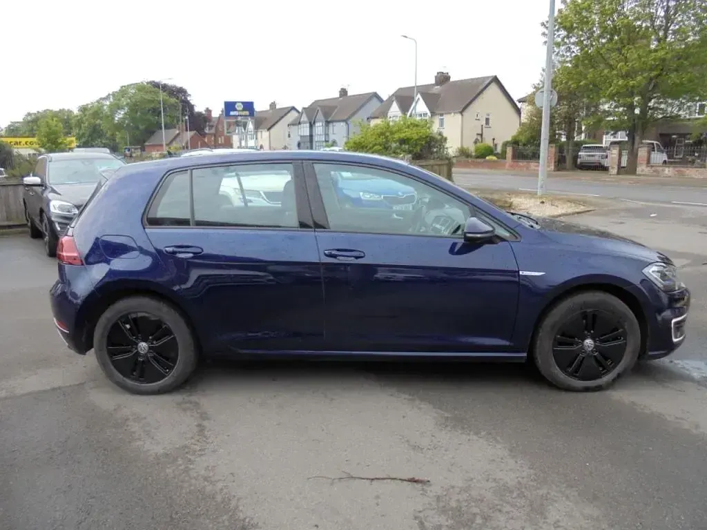 Usado VW e-Golf 99 kW (135 HP) 2019 Azul Citadino