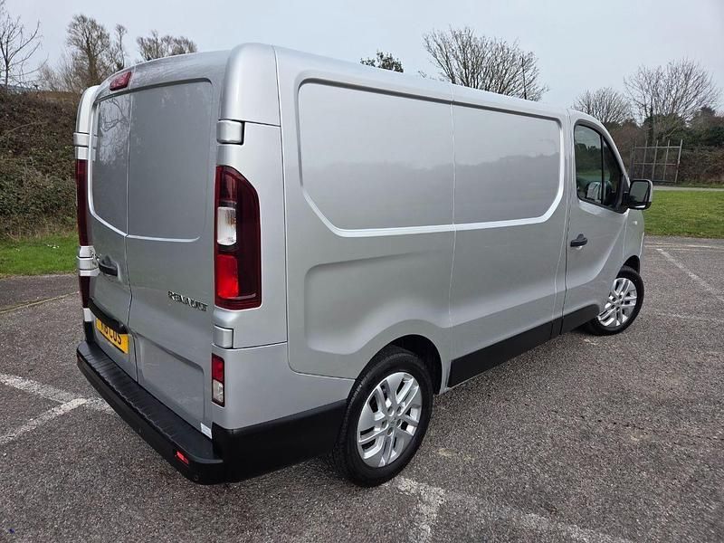 Used Renault Trafic 2018 Silver MPV