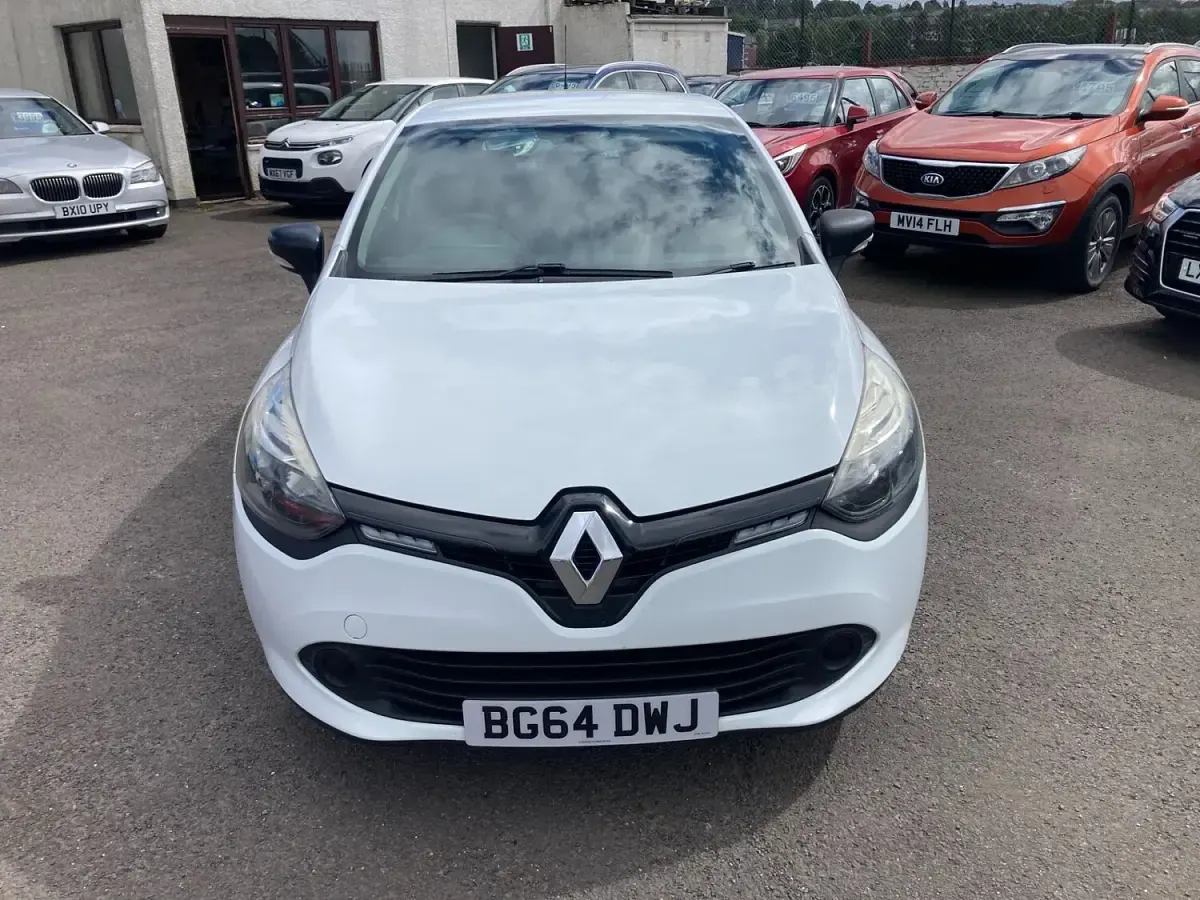 Used Renault Clio Expression 75 HP (55 kW) 2014 White Hatchback