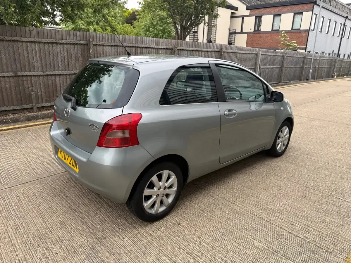 Begagnad Toyota Yaris 85 HK (62 kW) 2007 Silver Halvkombi