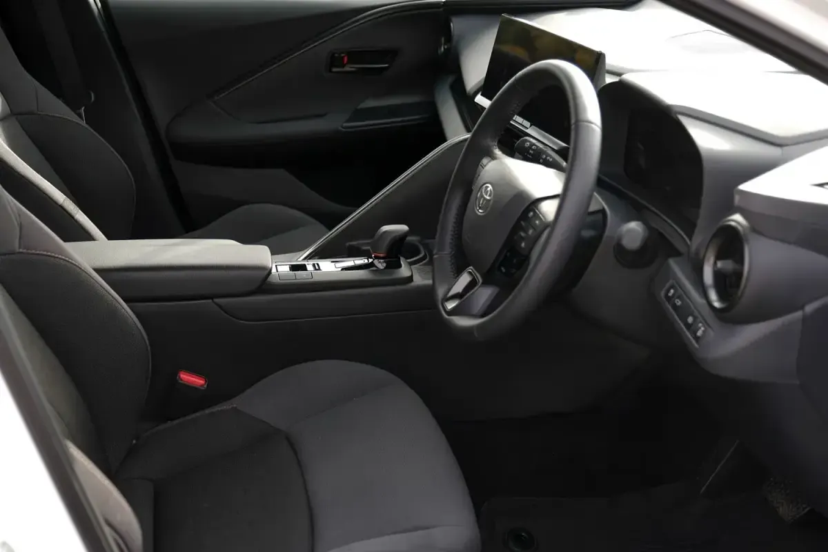 Used Toyota C-HR Design 140 HP (102 kW) 2024 White SUV