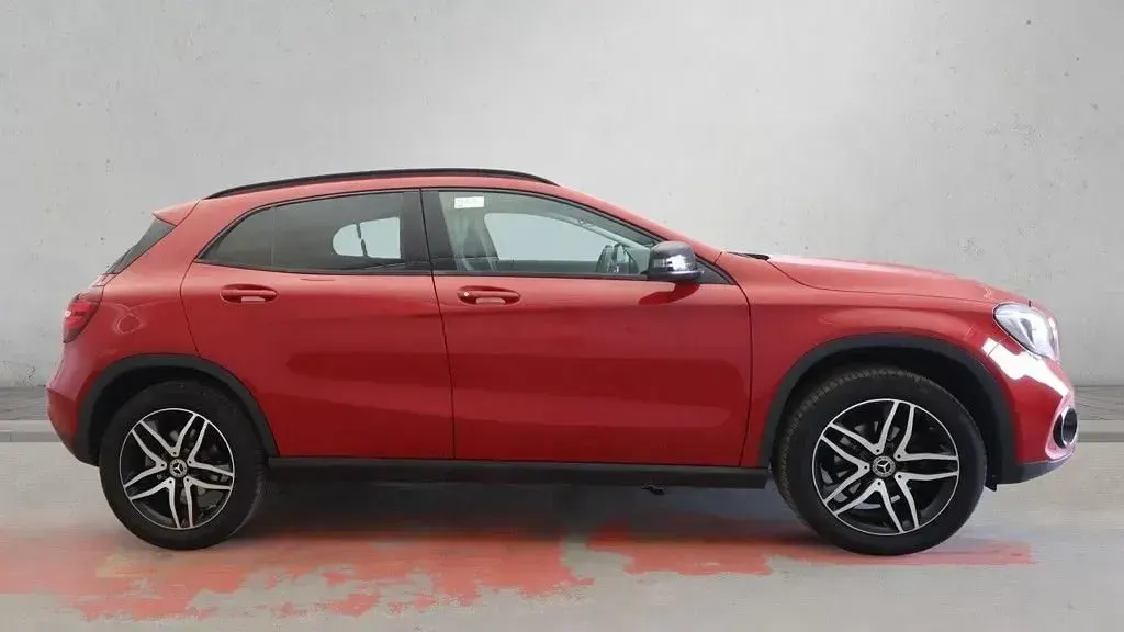 Used Mercedes GLA180 Urban 122 HP (89 kW) 2019 Red SUV