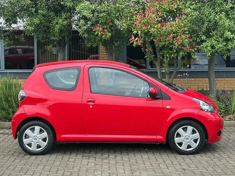 Used Toyota Aygo 67 HP (49 kW) 2009 Red Hatchback
