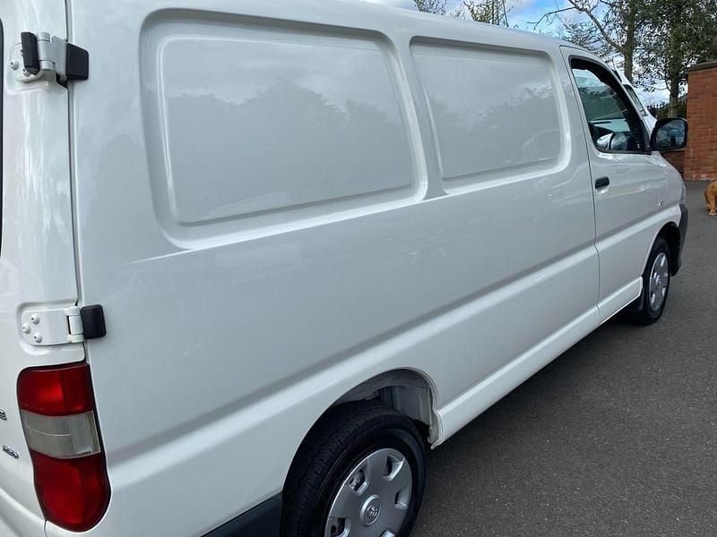 Used Toyota HiAce H1 95 HP (69 kW) 2008 White Van
