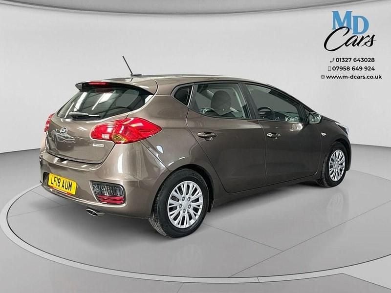 Usado Kia Ceed 134 HP (98 kW) 2018 Castanho Citadino