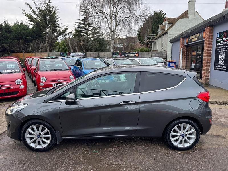 Usado Ford Fiesta Titanium 2018 Gris Utilitario
