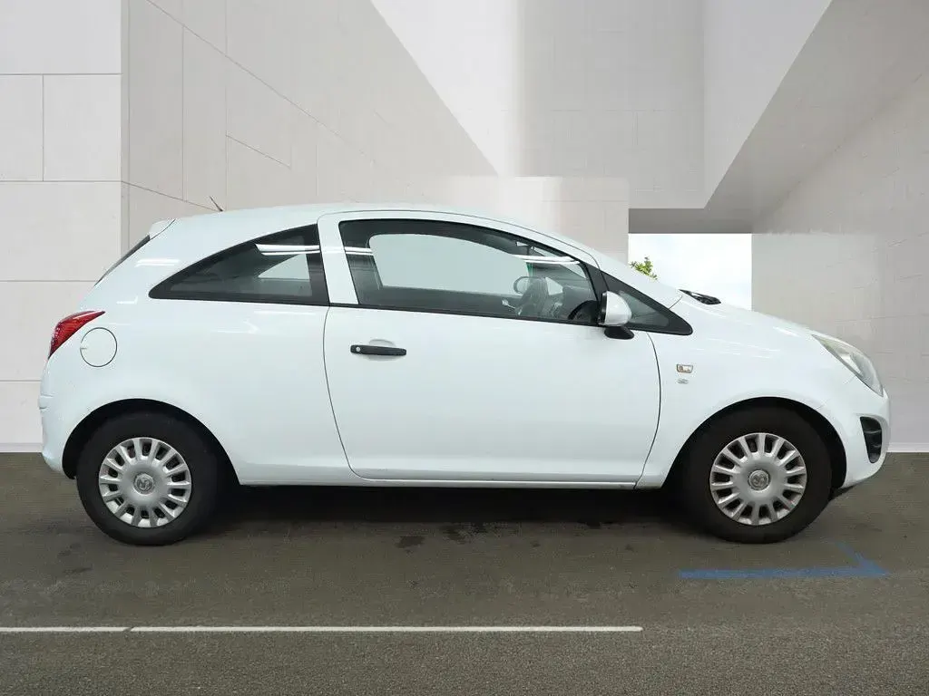Used Vauxhall Corsa S 65 HP (47 kW) 2014 White Hatchback