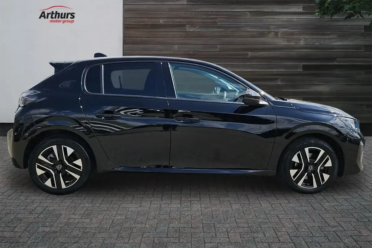 Begagnad Peugeot 208 Allure 2025 Svart Halvkombi