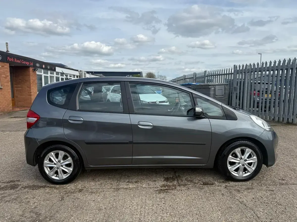 Used Honda Jazz ES 99 HP (72 kW) 2013 Grey Hatchback