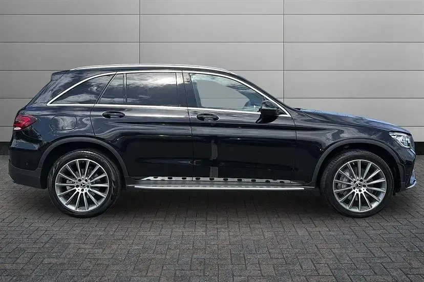 Second-hand Mercedes GLC300e AMG Line Premium 320 CP (235 kW) 2022 Negru Break