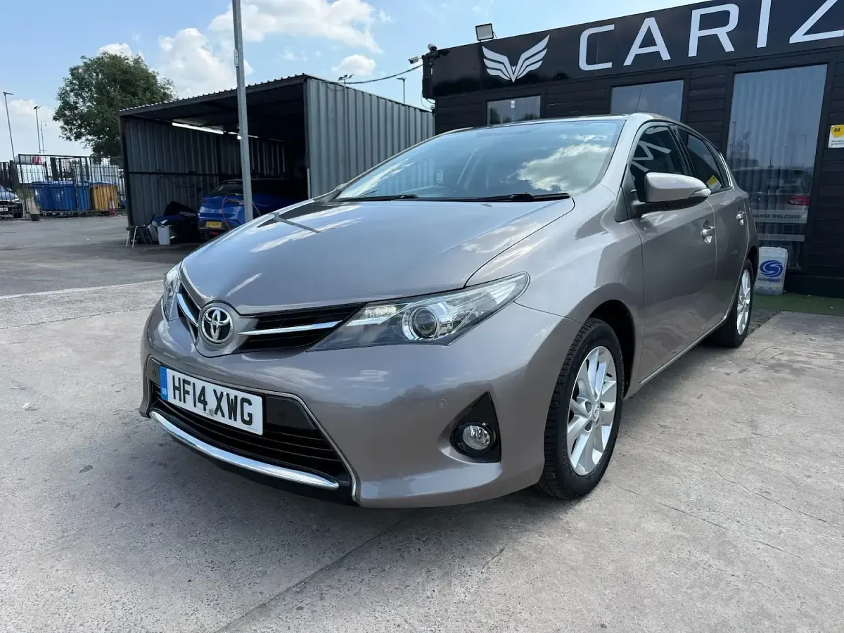 Used Toyota Auris 132 HP (97 kW) 2014 Bronze Hatchback