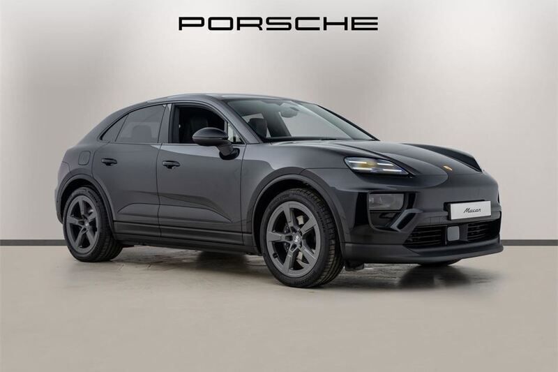 Black Used 2025 Porsche Macan SUV | £69,690 (Super price) - Image 1/4