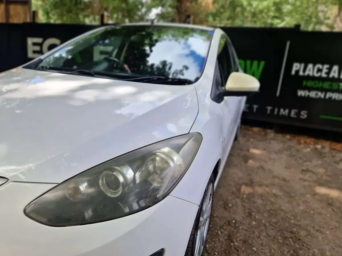 Used Mazda 2 86 HP (63 kW) 2010 White Hatchback