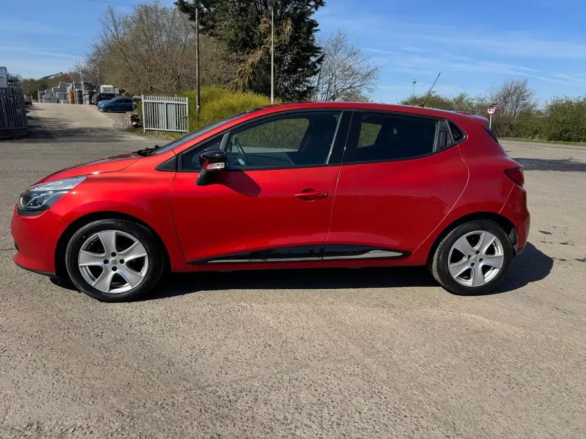 Używany Renault Clio IV Dynamique 90 KM (66 kW) 2016 Czerwony Hatchback