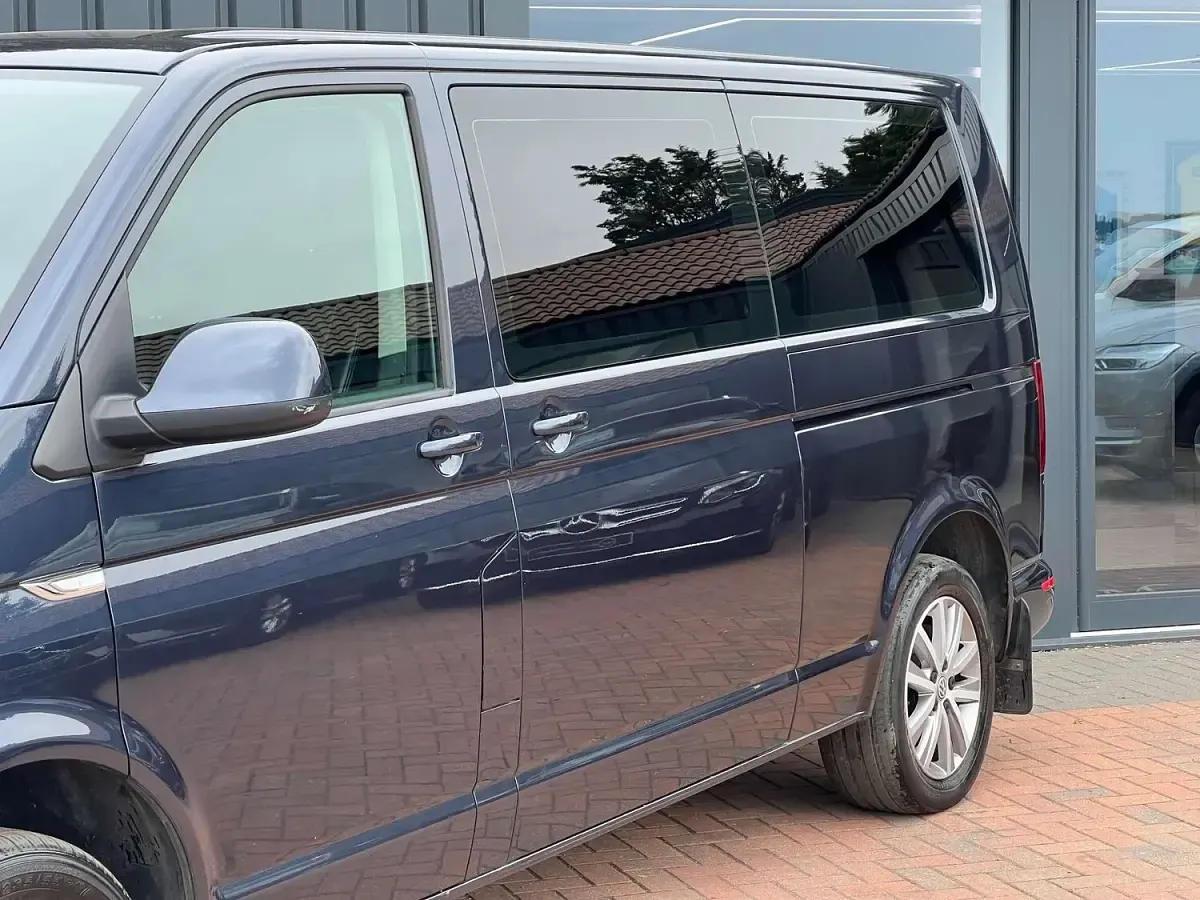 Used VW Caravelle SE 204 HP (150 kW) 2017 Blue Van