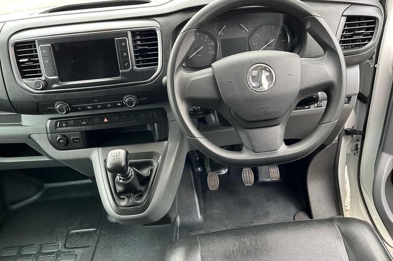 Used Vauxhall Vivaro S 100 HP (73 kW) 2021 White MPV