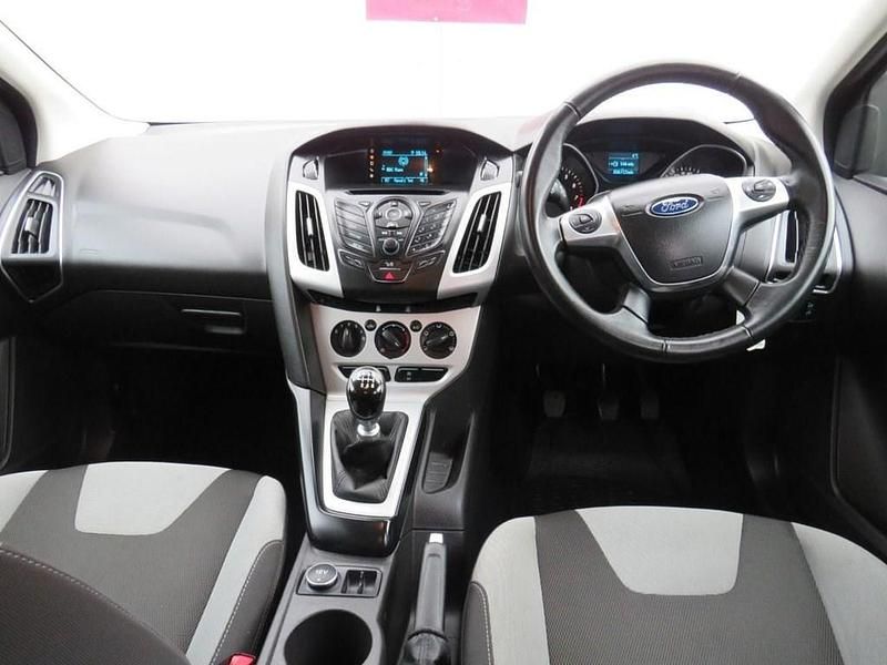 Used Ford Focus Zetec 125 HP (91 kW) 2014 Silver Hatchback