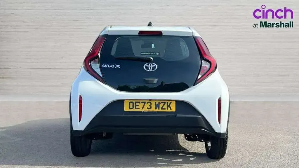 Used Toyota Aygo X PURE 72 HP (52 kW) 2023 White SUV