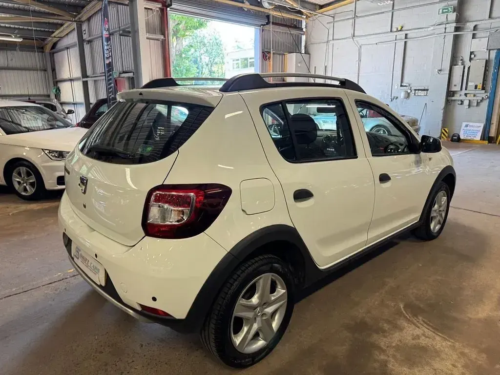 Used Dacia Sandero Lauréate 90 HP (66 kW) 2014 White Hatchback