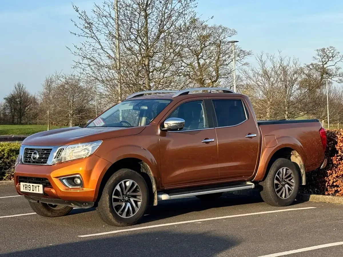 Used Nissan Navara Tekna 190 HP (139 kW) 2019 Yellow Pickup