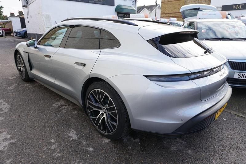 Usado Porsche Taycan 389 kW (530 CV) 2024 Plateado Familiar