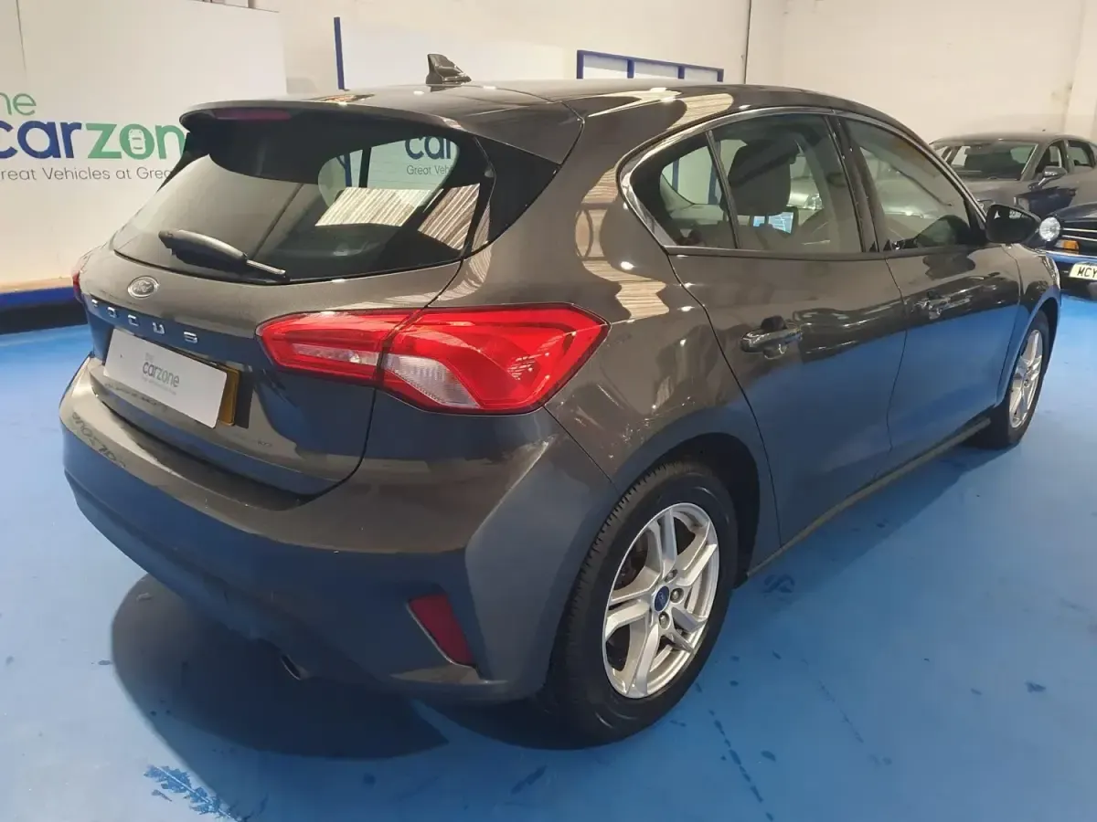 Gebraucht Ford Focus Zetec 125 PS (91 kW) 2019 Grau Kleinwagen