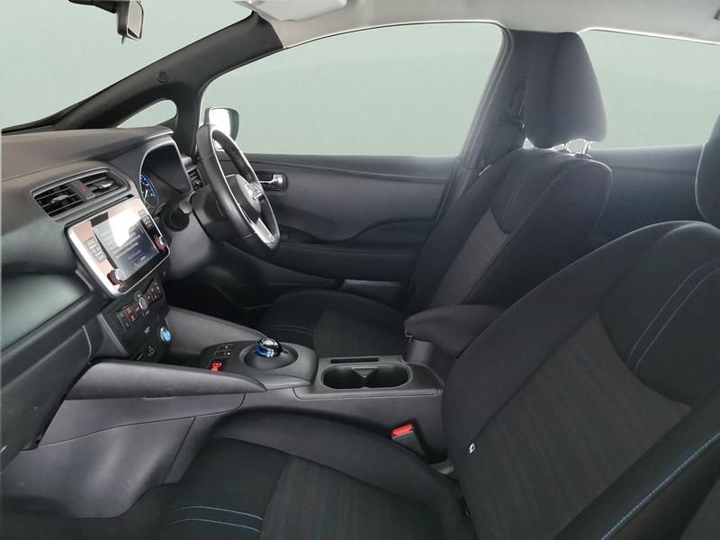 Begagnad Nissan Leaf Acenta 110 kW (150 HK) 2020 Grå Halvkombi