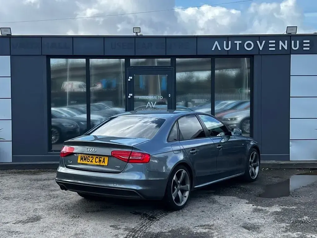 Usado Audi A4 Black Edition 177 HP (130 kW) 2013 Cinzento Sedan