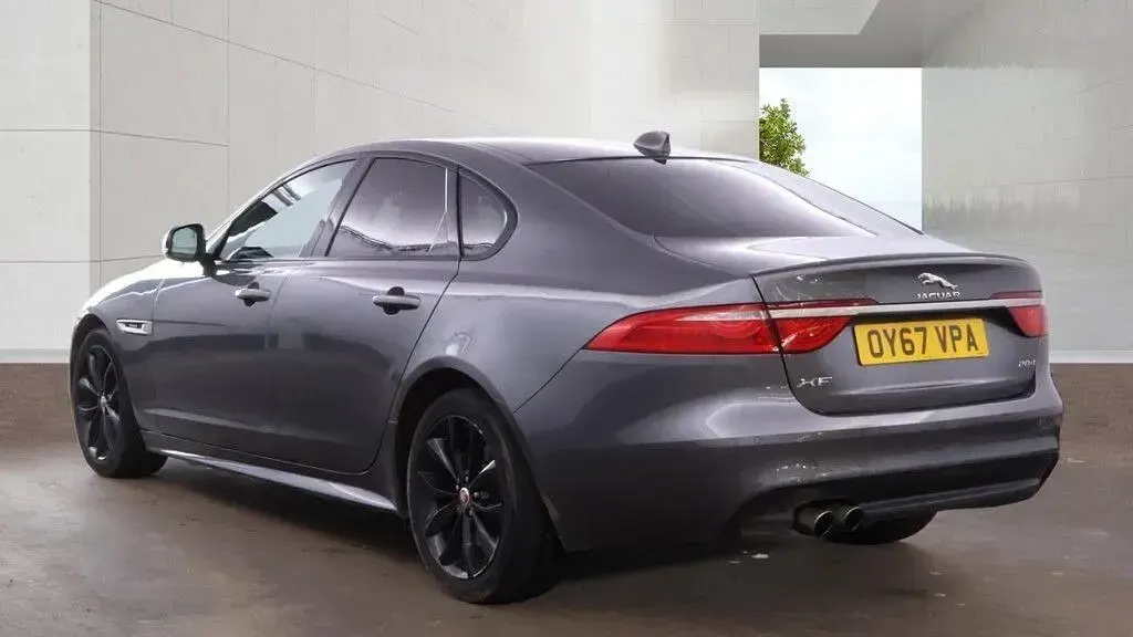 Usado Jaguar XF R-Sport 180 HP (132 kW) 2017 Cinzento Sedan