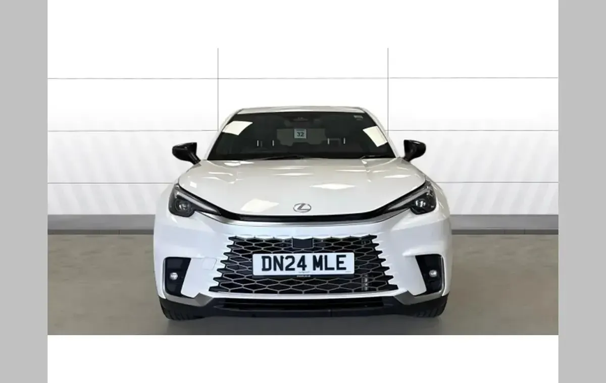 Used Lexus LBX 136 HP (100 kW) 2024 White SUV