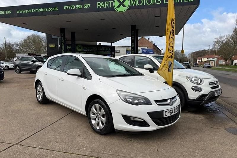 Used Vauxhall Astra Design Edition 2015 White Hatchback