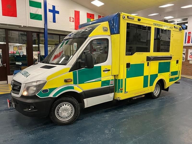 Used Mercedes Sprinter 190 HP (139 kW) 2015 Yellow Van