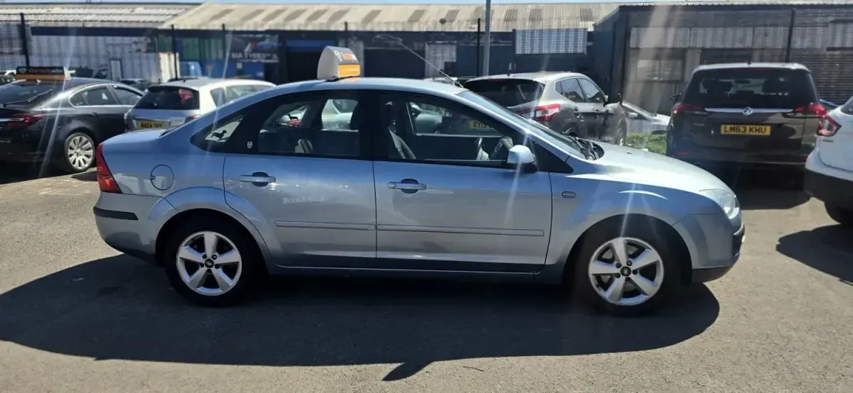 Używany Ford Focus Ghia 145 KM (106 kW) 2006 Niebieski Sedan/Limuzyna