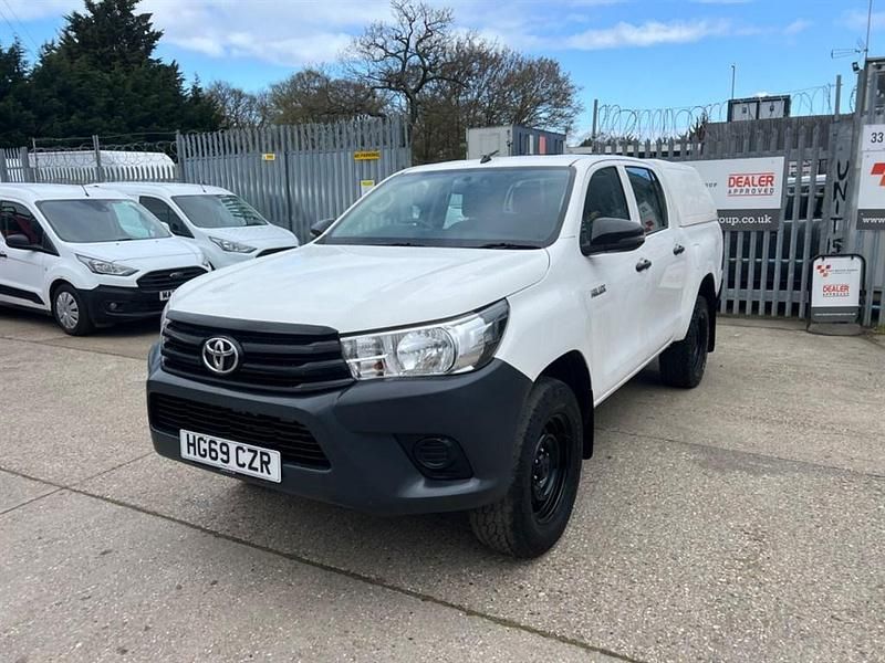 Used Toyota HiLux Active 150 HP (110 kW) 2019 White Pickup