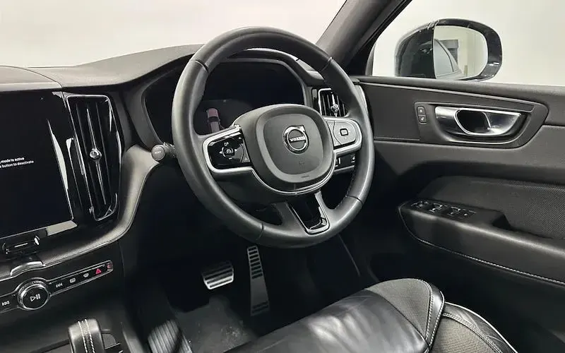 Used Volvo XC60 R-Design 250 HP (183 kW) 2021 Black SUV