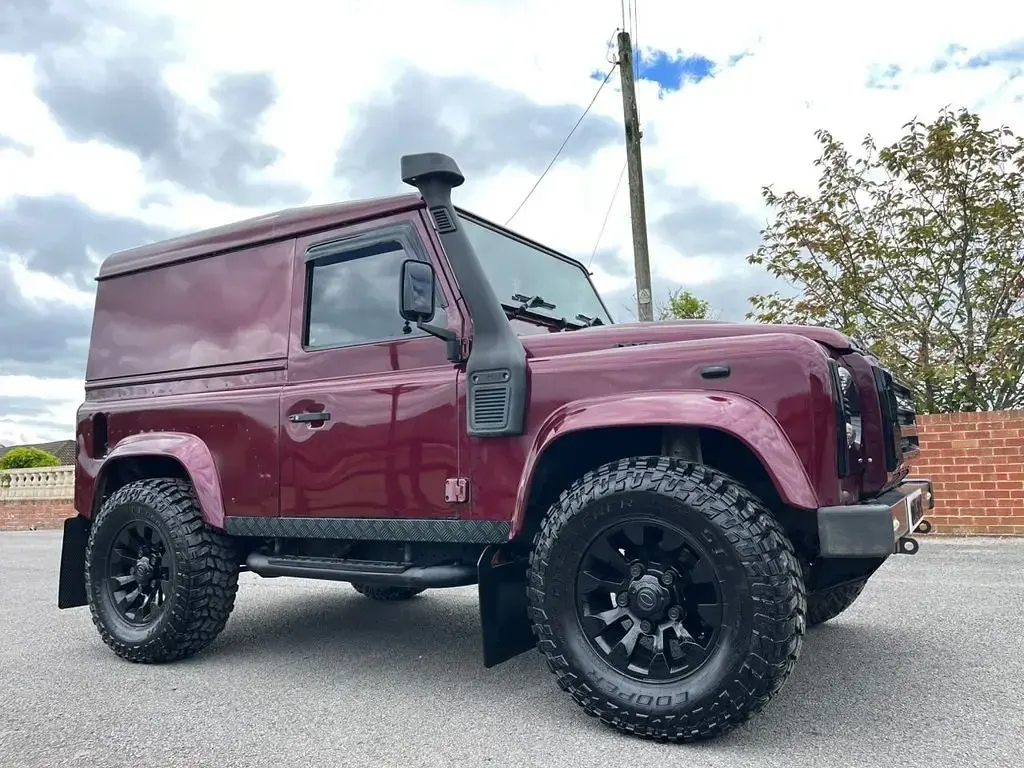 Used Land Rover Defender 122 HP (89 kW) 2015 Red Hatchback