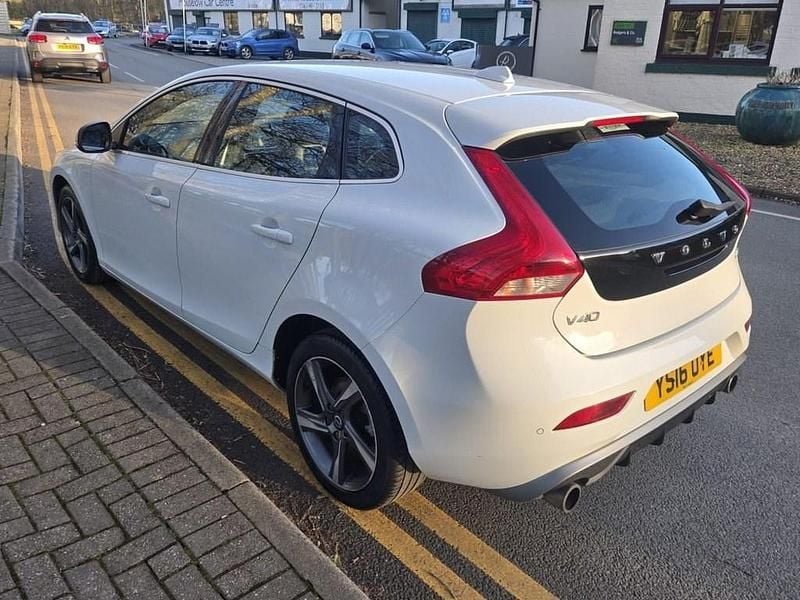 Used Volvo V40 R-Design 120 HP (88 kW) 2016 White Hatchback