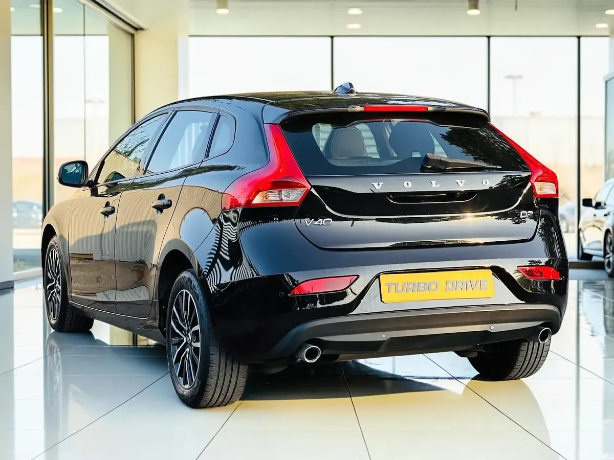 Used Volvo V40 Momentum 120 HP (88 kW) 2019 Black Hatchback
