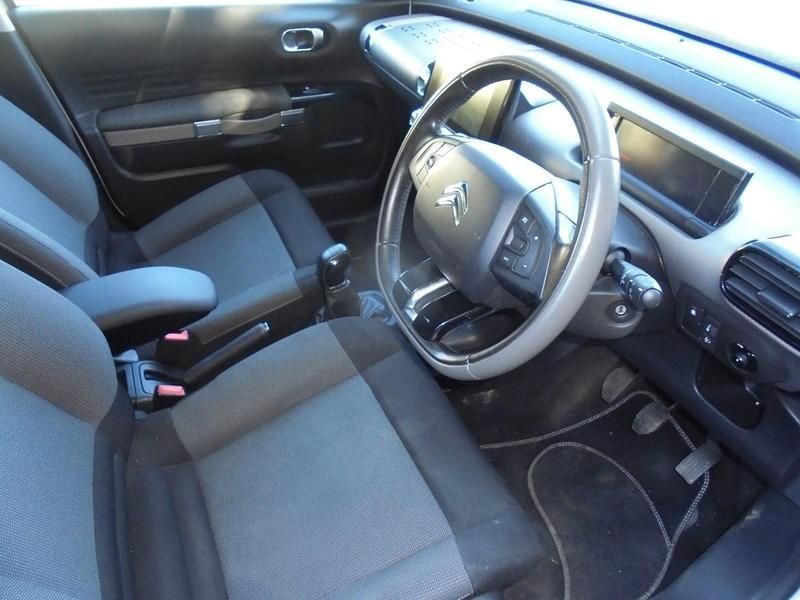 Used Citroën C4 Cactus Flair 100 HP (73 kW) 2015 White Hatchback