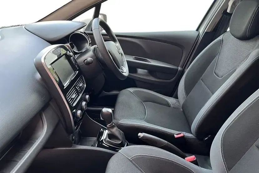 Used Renault Clio Iconic 90 HP (66 kW) 2019 White Hatchback