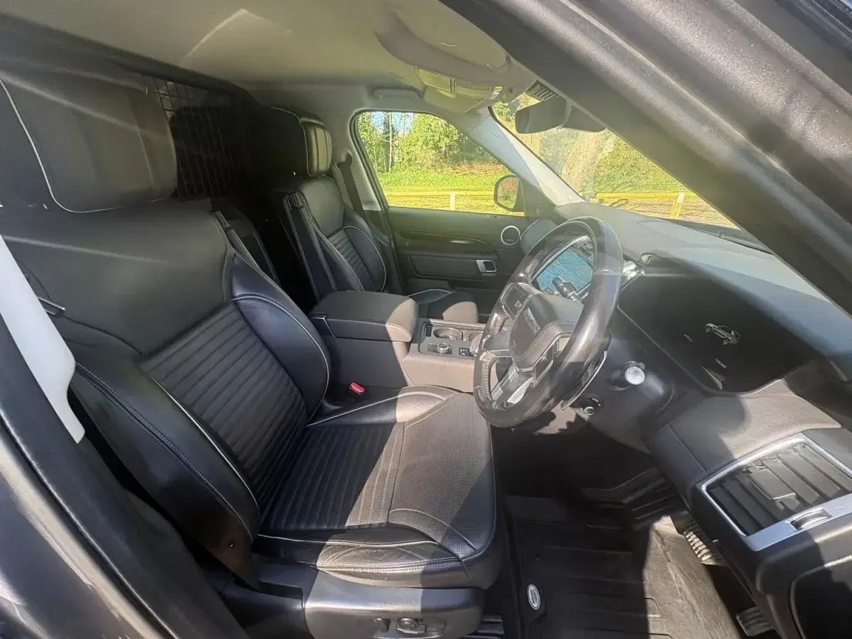 Usado Land Rover Discovery 5 HSE 300 HP (220 kW) 2021 Cinzento SUV