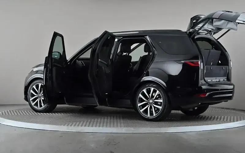 Used Land Rover Discovery SE Dynamic 300 HP (220 kW) 2023 Black SUV