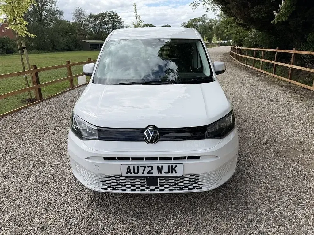 Begagnad VW Caddy S 112 HK (82 kW) 2022 Vit Minibuss