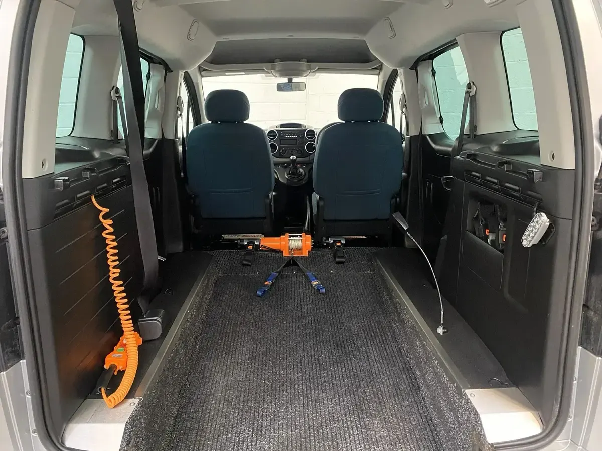 Used Citroën Berlingo Feel 95 HP (69 kW) 2018 Silver MPV