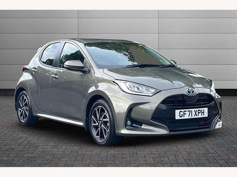 Titan bronze Used 2021 Toyota Yaris Hybrid Design Hatchback | £17,250 (Fair price) - Image 1/2