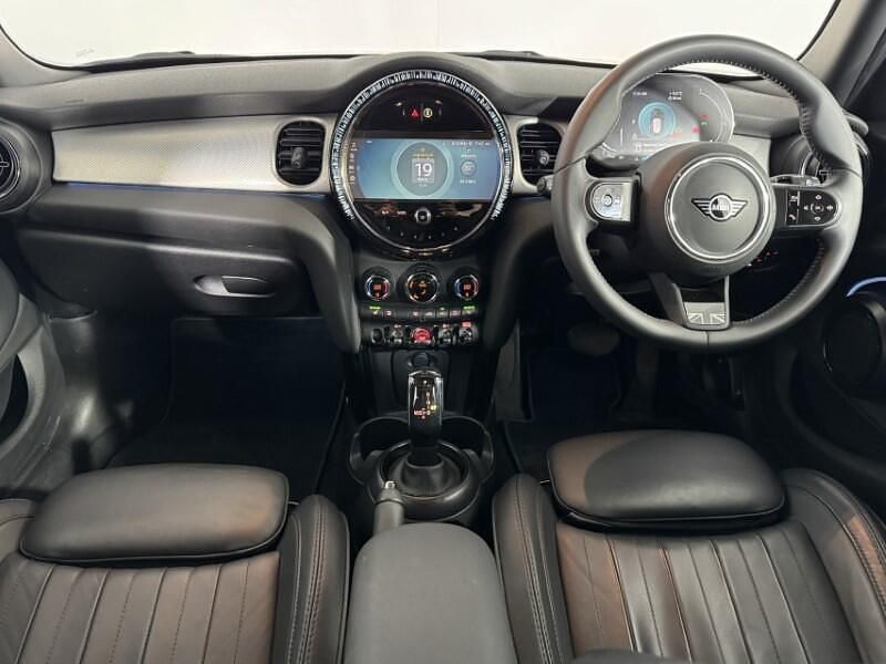 Używany Mini Cooper Exclusive 134 KM (98 kW) 2023 Czarny Hatchback