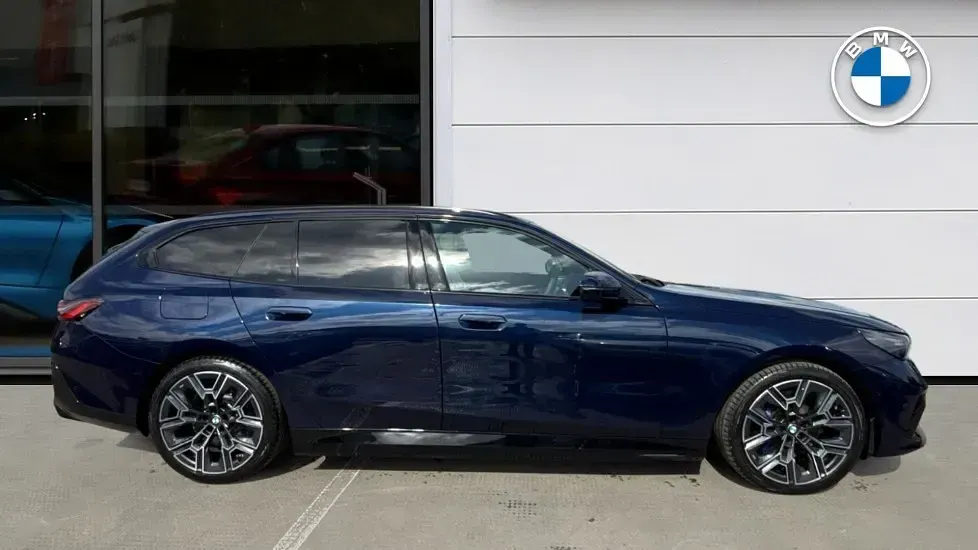 Used BMW 550e M Sport 482 HP (354 kW) 2026 Blue Estate