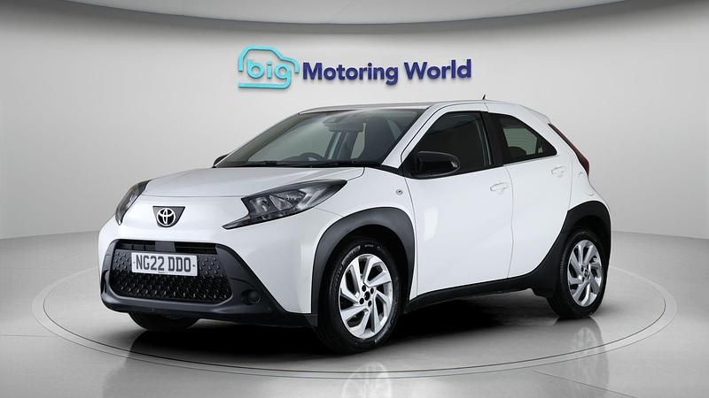 Used Toyota Aygo X PURE 72 HP (52 kW) 2022 White SUV